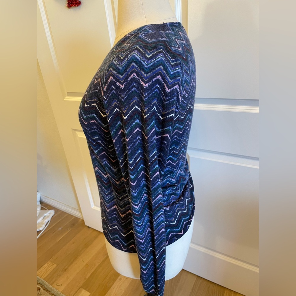Navy and White Chevron Pattern on this 100% Merino Wool Sweater - Picture 3 of 7